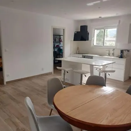 Hébergement de vacances Maison Avec Piscine, à Proximité Des Plages